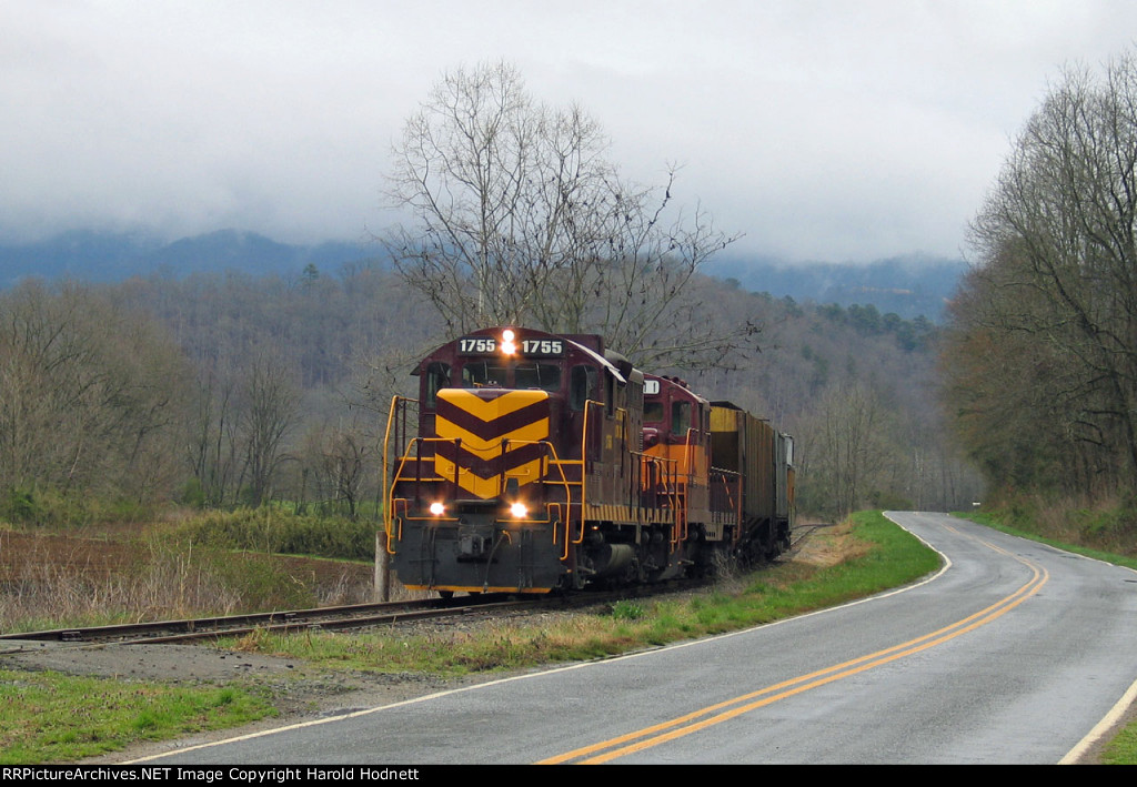 GSMR 1755 leads a train westbound